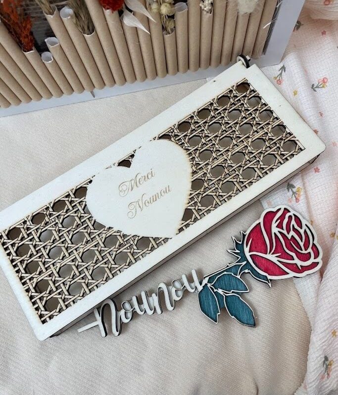Boîte cadeau nounou en bois motif cannage et coeur