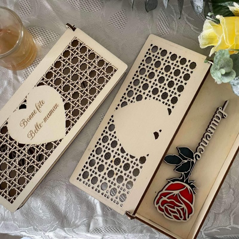 Boîte en bois avec rose , motif cannage et coeur pour fête des meres