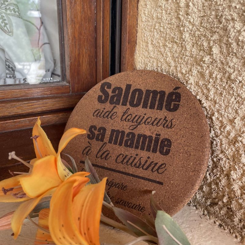 Sous plat personnalisable « aide toujours mamie à la cuisine »
