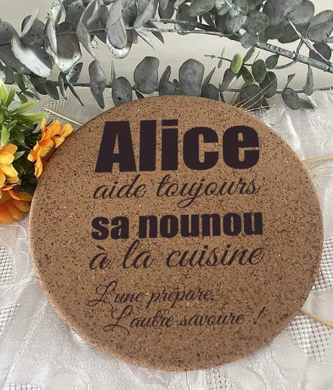 Sous plat personnalisable « aide toujours nounou à la cuisine »
