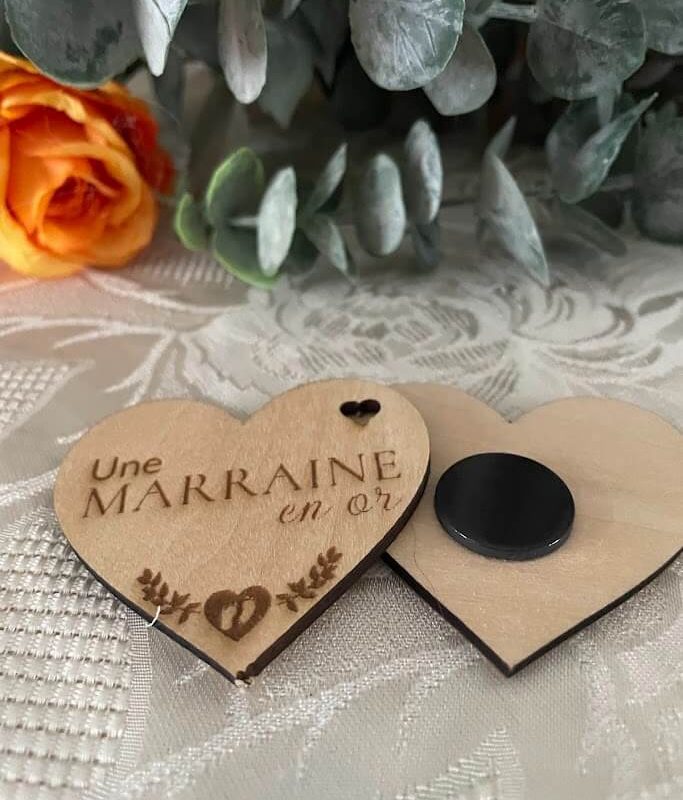Magnet en coeur Marraine en Or , Gravure Petits Pieds et feuilles