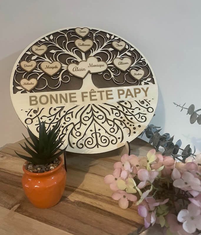 Arbre de Vie Personnalisable « Notre Famille » – Fond Carré ou Rond · Bois Clair ou Sombre Décoration Murale en Contreplaqué · Grand Cœur Parents · Petits Cœurs Enfants · Gravure Laser